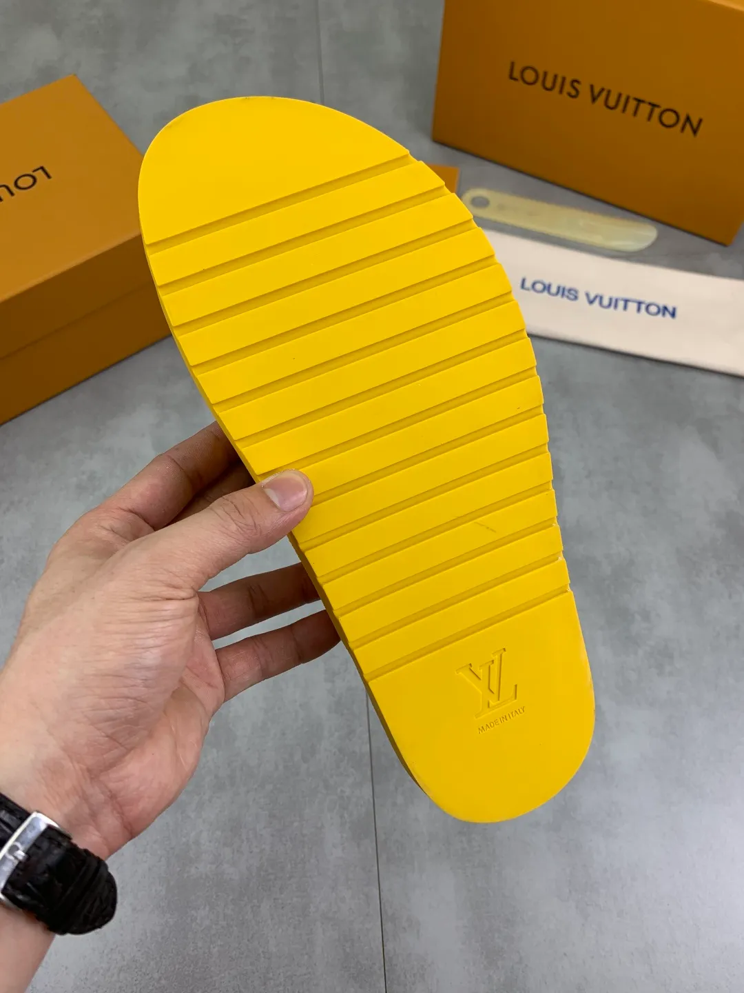Men's shoes 💰P320💰【New style】🆘 Original quality 【LOUIS VUITTON】The popular Louis Vuitton LV men's slippers on the official website are on sale simultaneously! Original fabric imported from Italy, original factory special supply, code number: 38-44 (45 customized), many colors available
